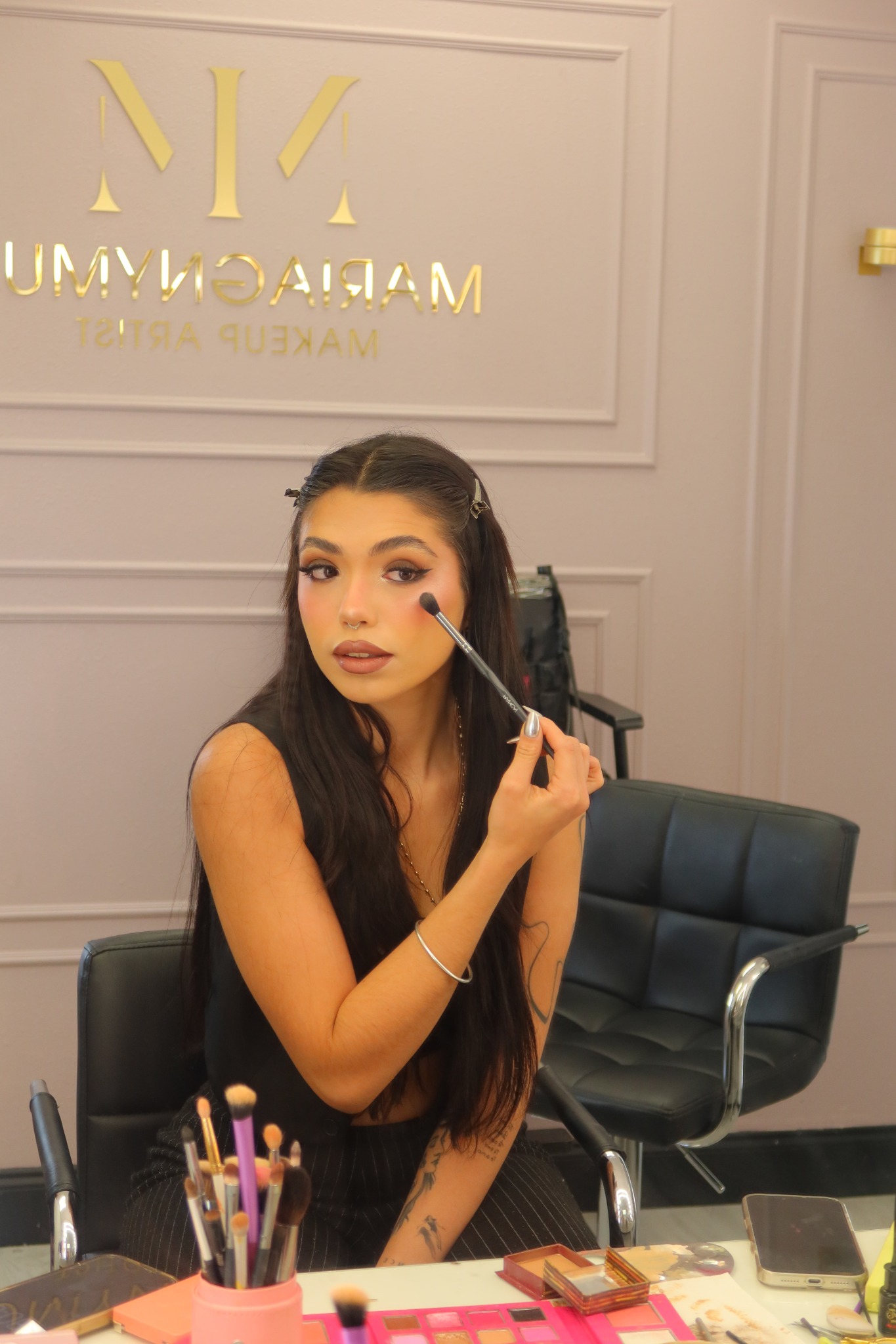Alumna practicando maquillaje en el estudio
